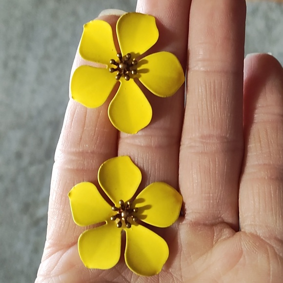 Jewelry - VINTAGE FLORAL YELLOW METAL GOLD-TONE DROP POST 1.3" EARRINGS